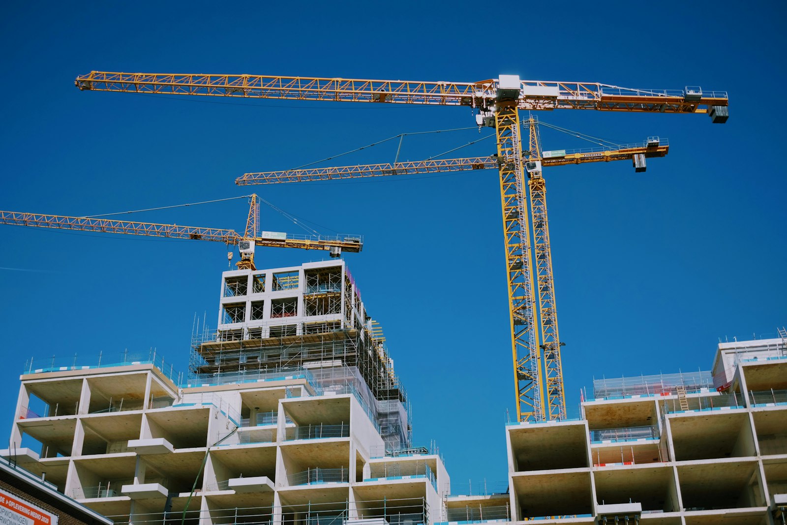 Vinçlerle yükselen betonarme konut binası
